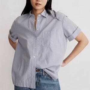 Madewell Signature Poplin Short-Sleeve Button-Down Shirt in distant peri color